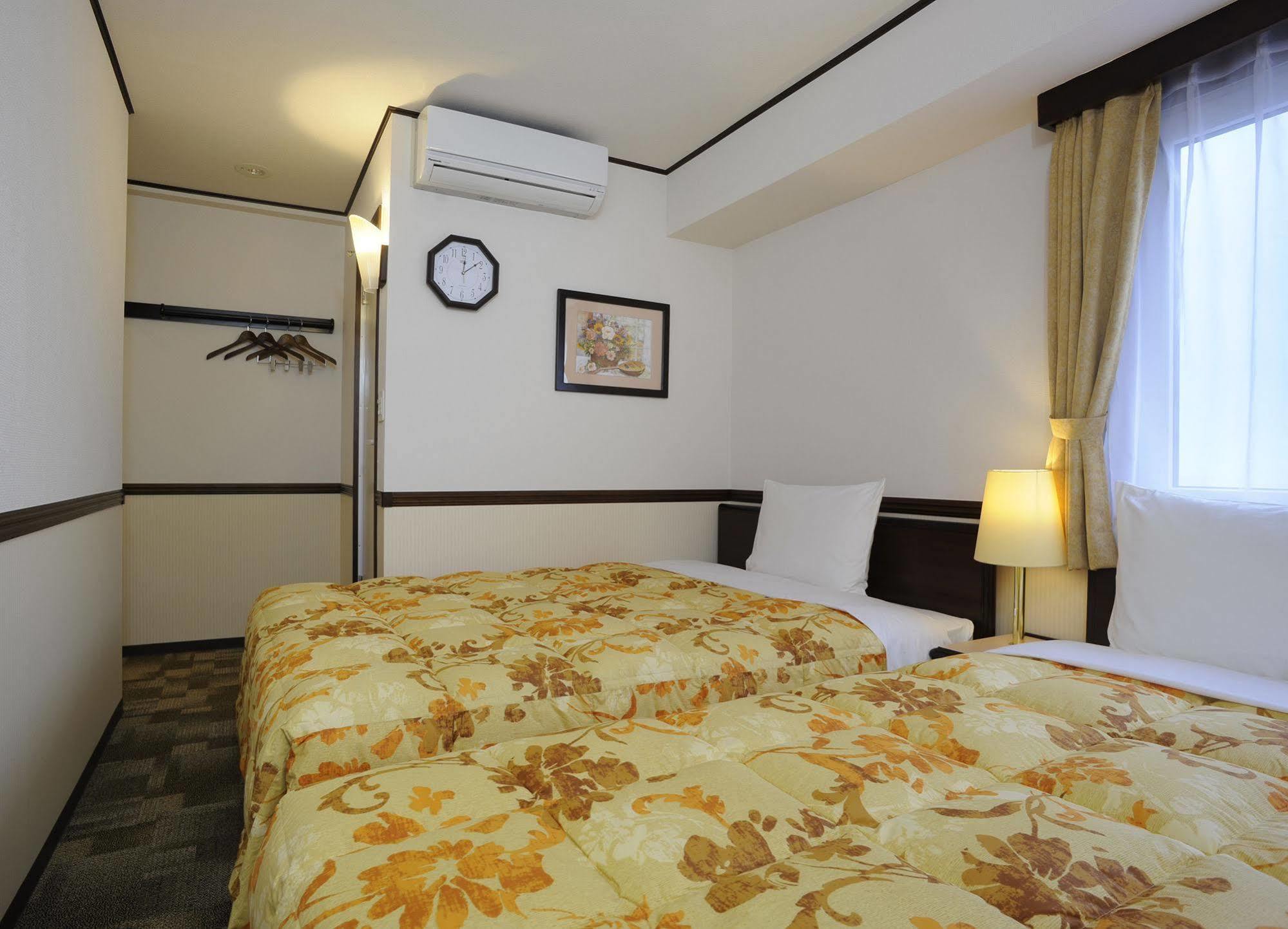 Toyoko Inn Aioi Eki Shinkansen Guchi Екстериор снимка